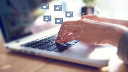 Frau schreibt auf Laptop