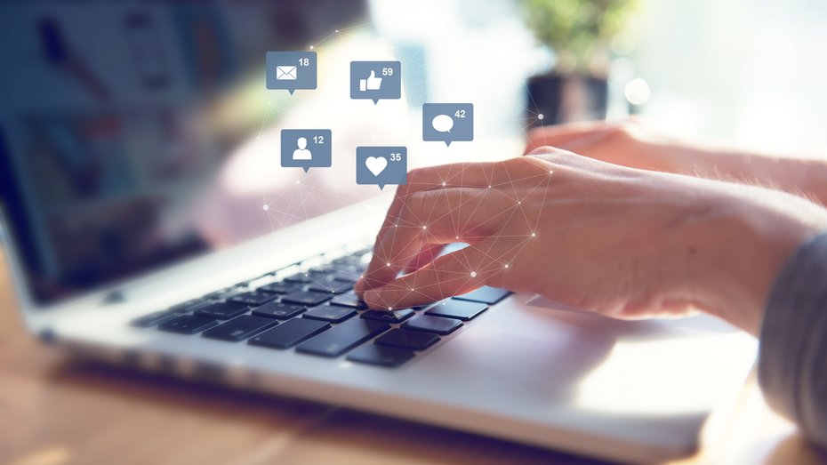 Frau schreibt auf Laptop Frau schreibt auf Laptop