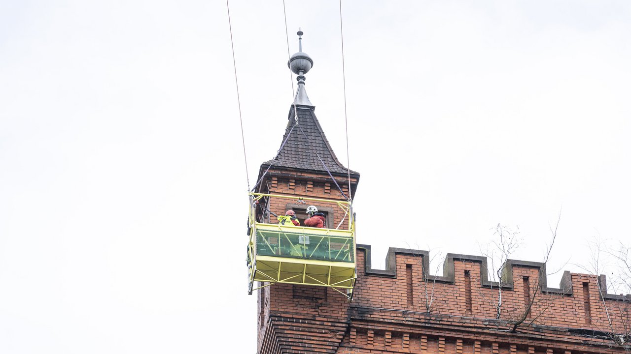 Bild zeigt den Hubschraubereinsatz über der Hildebrandschen Mühle in Weinheim