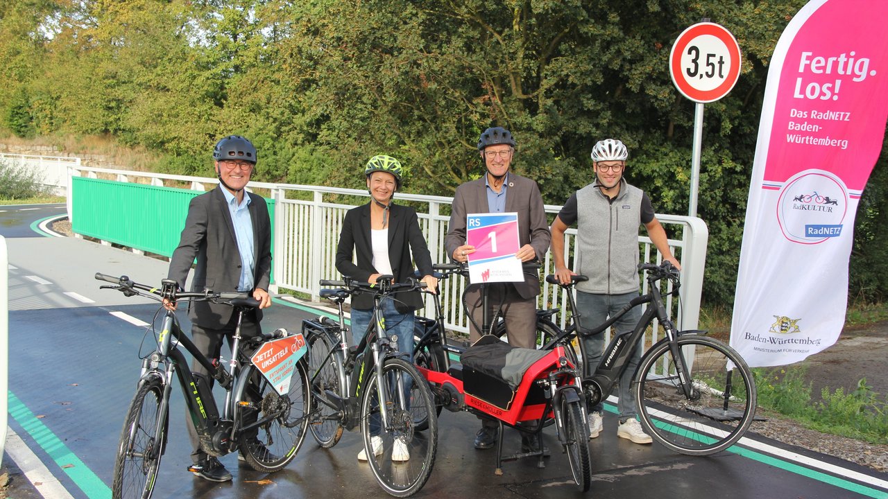 Ministerialdirektor Berthold Frieß, Regierungspräsidentin Susanne Bay, Landrat Roland Bernhard, Bürgermeister Lukas Rosengrün mit Rädern auf dem Radschnellweg