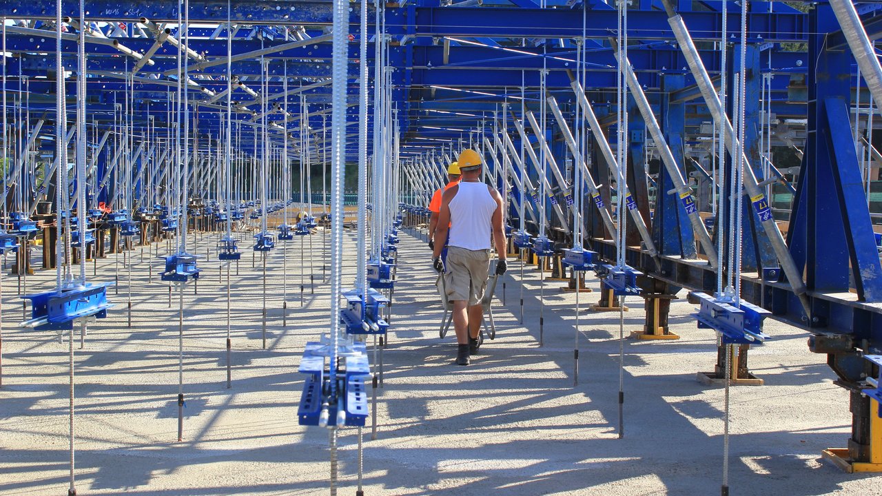 Brückensanierung: Arbeiter und Gerüst auf einer Baustelle