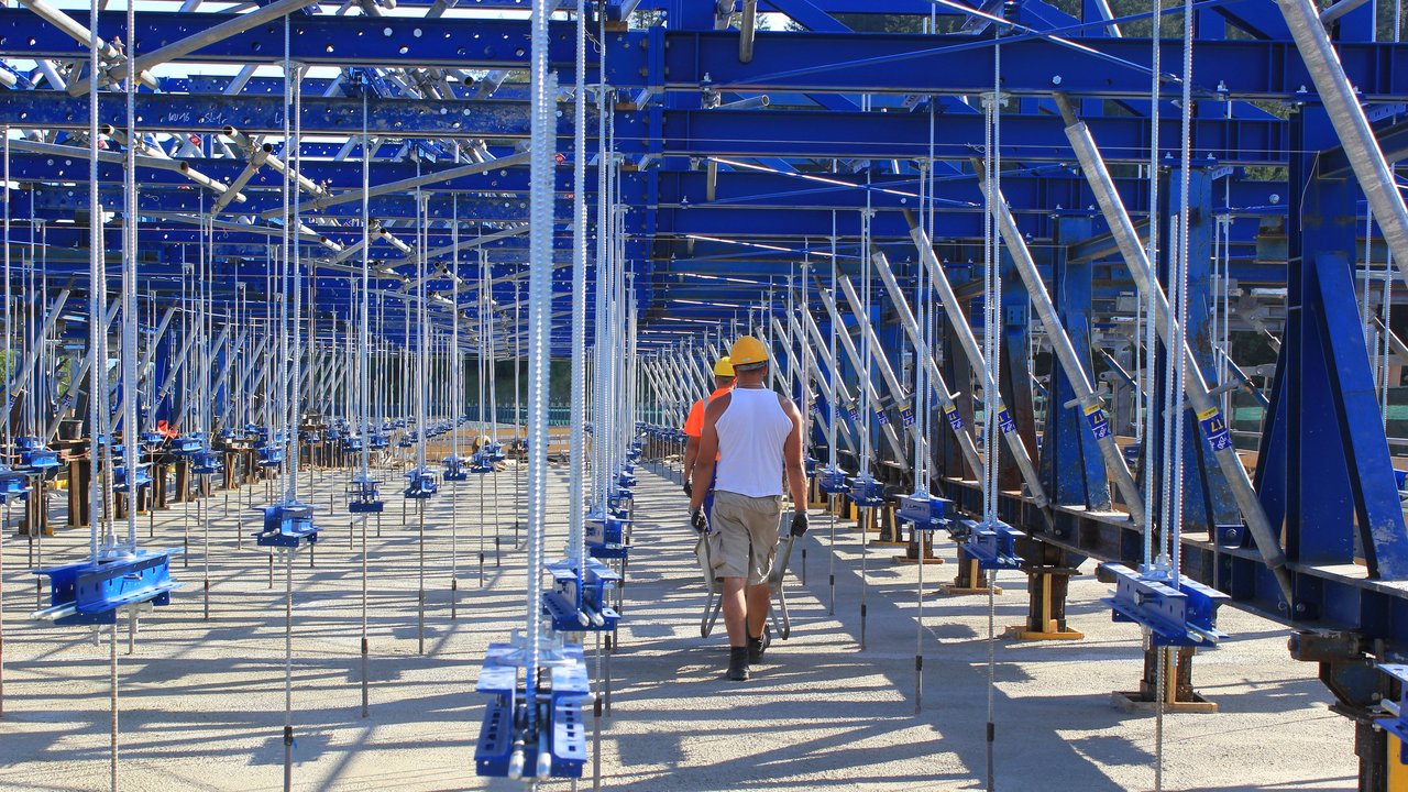 Brückensanierung: Arbeiter und Gerüst auf einer Baustelle