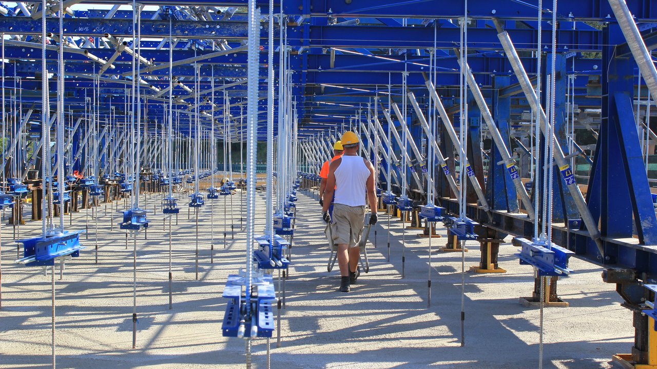 Brückensanierung: Arbeiter und Gerüst auf einer Baustelle