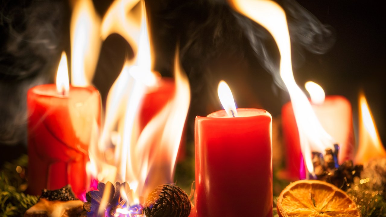 Brennender Adventskranz