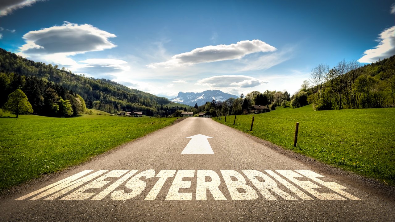Straße im Grünen mit einem Richtungspfeil mit dem Titel "Meisterbrief" 