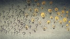 Zwei Frauen öffnen jeweils eine Kiste mit Fragezeichen (links) und Glühbirnen (rechts)