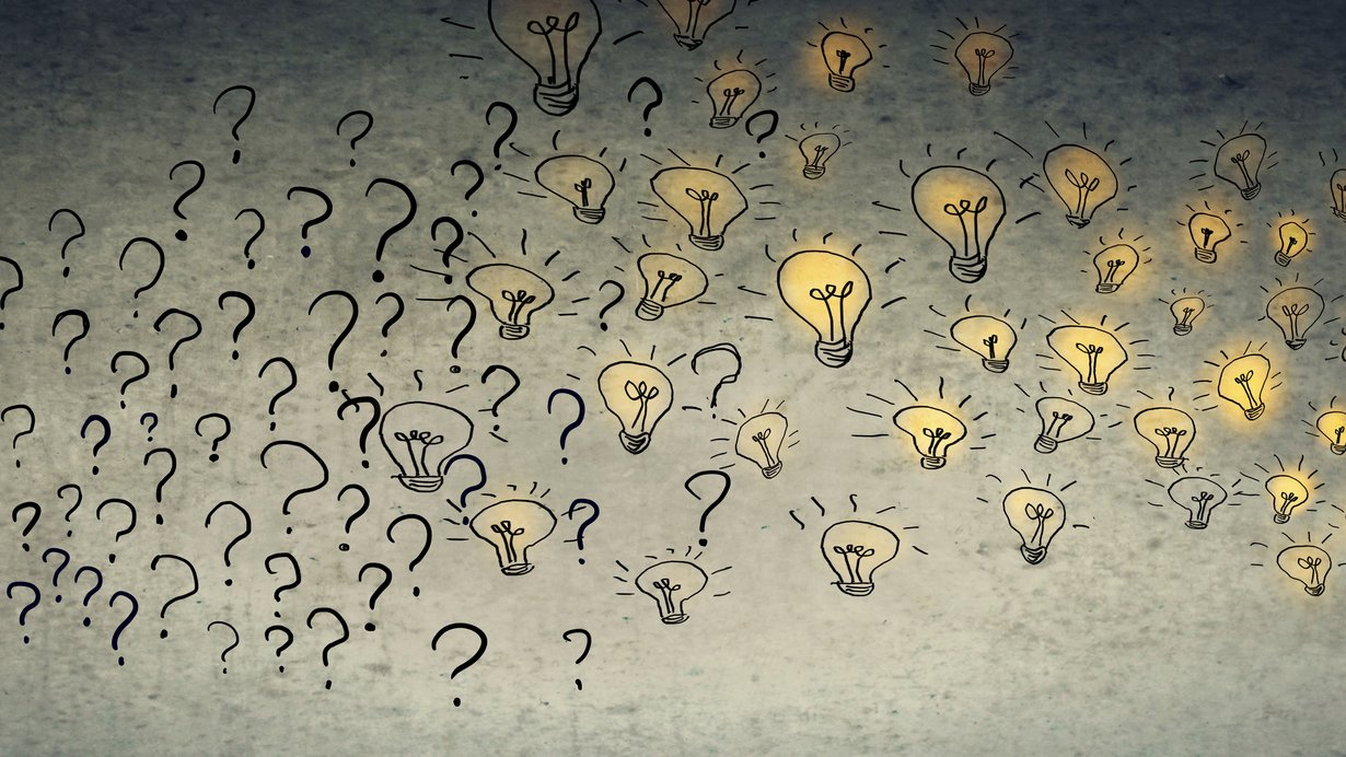 Zwei Frauen öffnen jeweils eine Kiste mit Fragezeichen (links) und Glühbirnen (rechts)