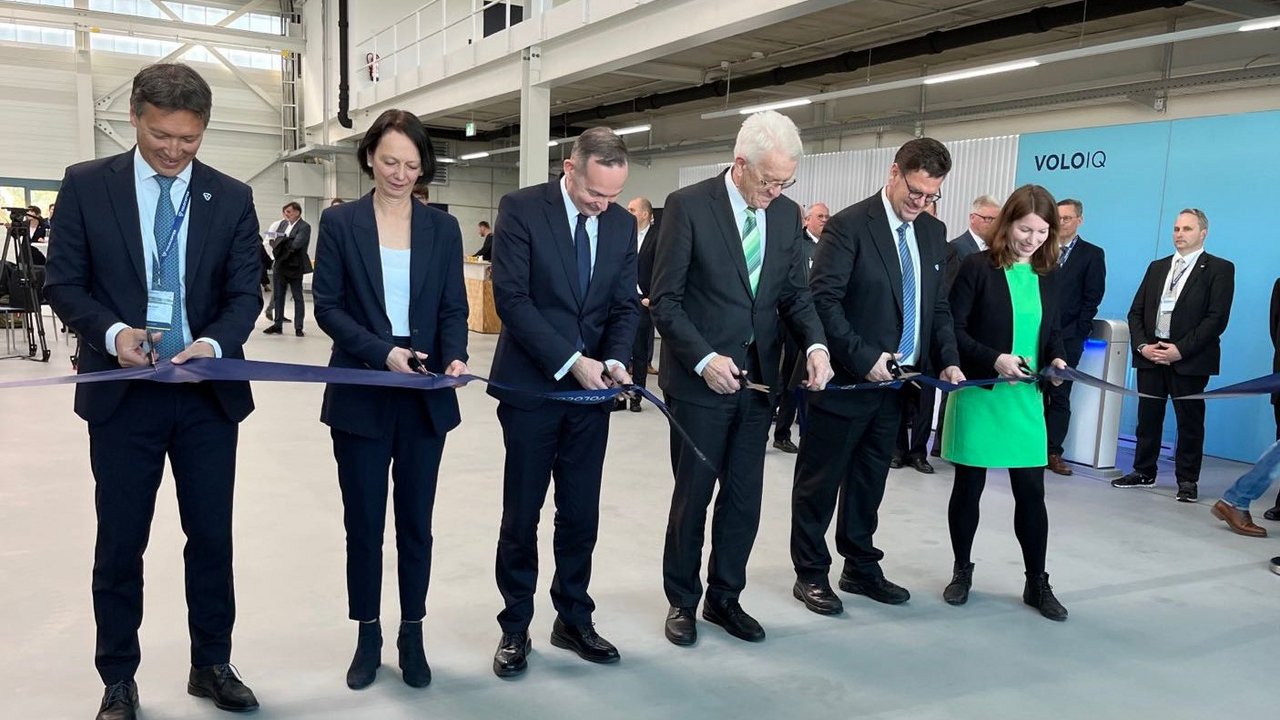 Ministerpräsident Kretschmann und Regierungspräsidentin Bay mit anderen beim Durchschneiden des Bandes zur Eröffnung Bild zeigt Ministerpräsident Kretschmann und Regierungspräsidentin Bay mit anderen beim Durchschneiden des Bandes zur Eröffnung