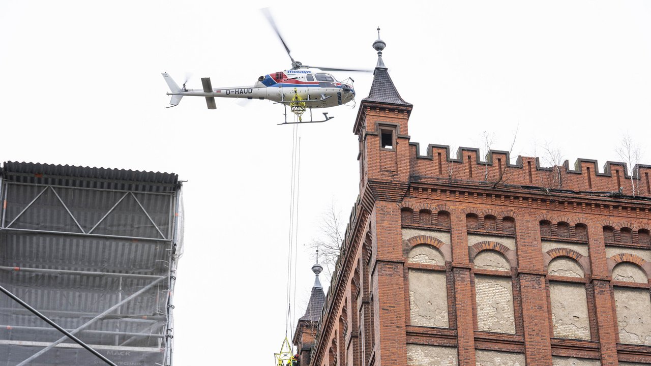 Bild zeigt den Hubschraubereinsatz über der Hildebrandschen Mühle in Weinheim