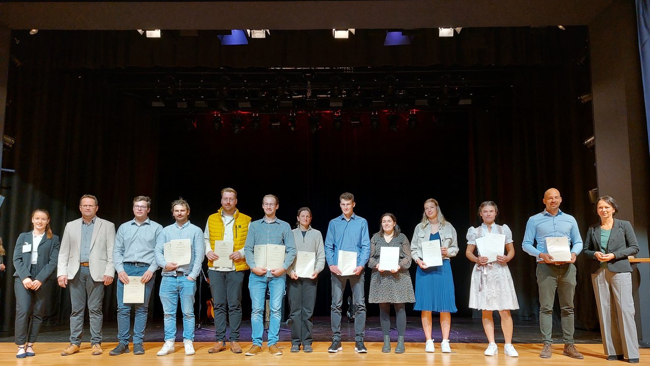 Gruppenbild der Absolventinnen und Absolventen