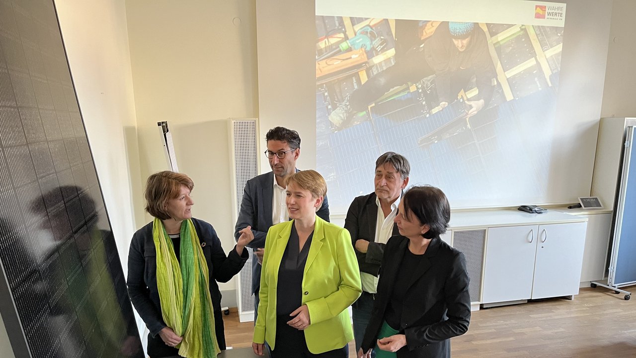 Besichtigung der Anlage durch Staatssekretärin Gisela Splett, Staatssekretärin Andrea Lindlohr, Regierungspräsidentin Susanne Bay, Oberbürgermeister Matthias Klopfer und Abteilungspräsident Prof. Dr. Claus Wolf
