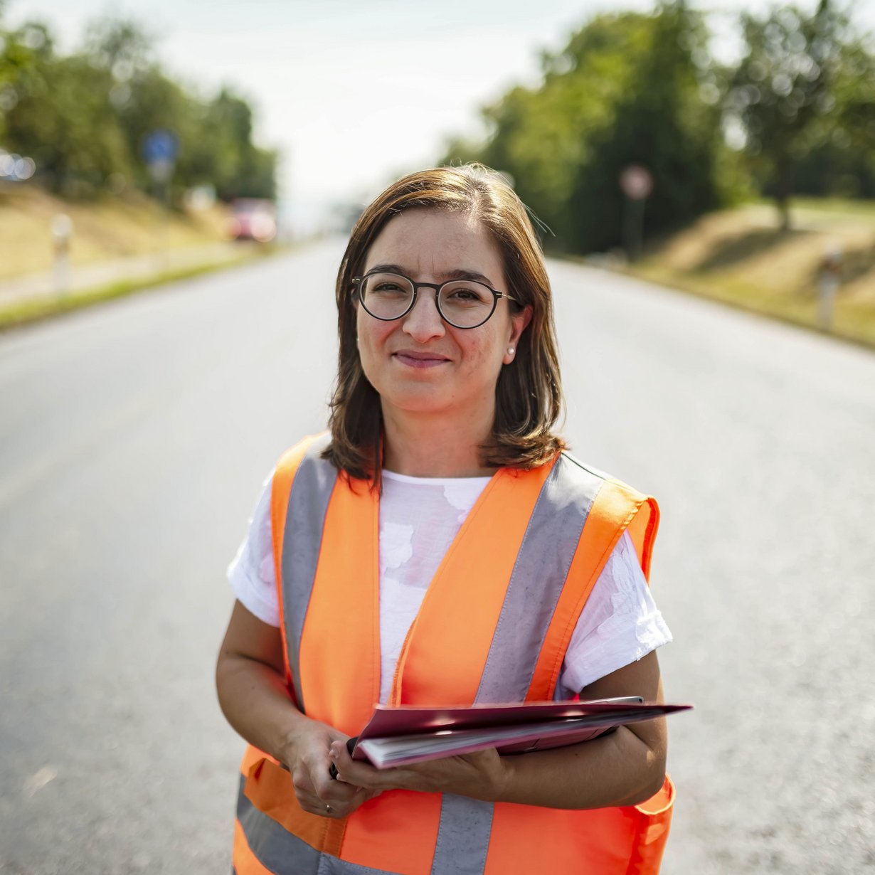 Projektleiterin Meryem Schneider vor Ort bei ihrer Baumaßnahme an der B 14