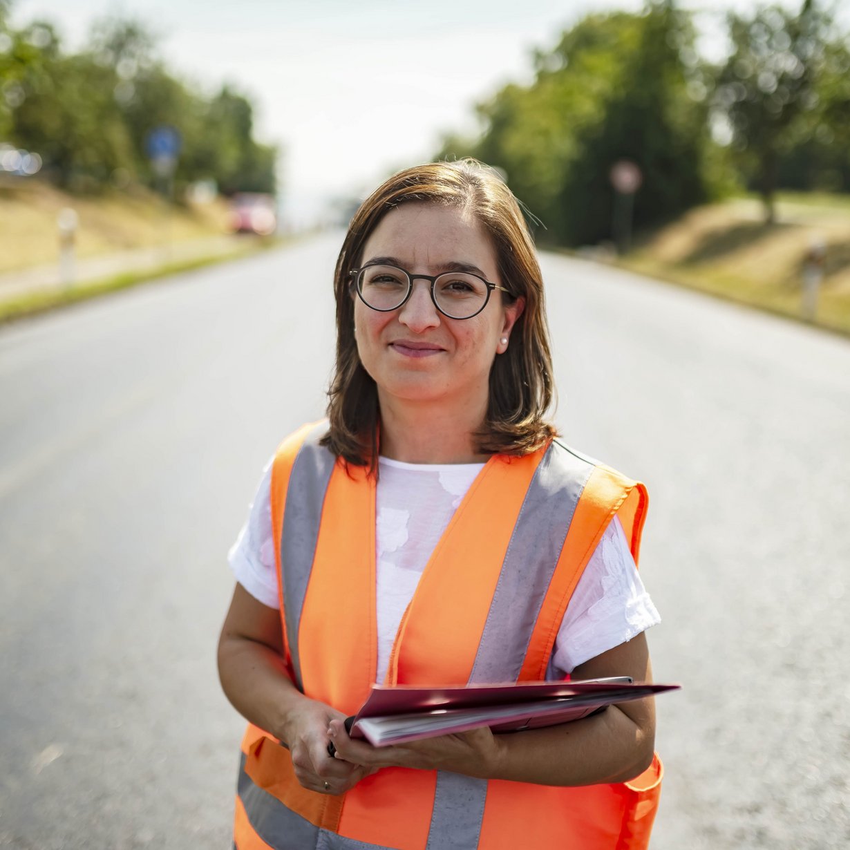 Projektleiterin Meryem Schneider vor Ort bei ihrer Baumaßnahme an der B 14