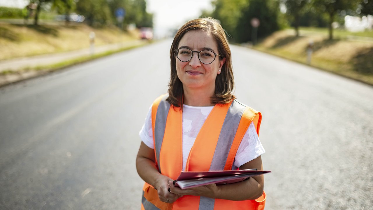 Projektleiterin Meryem Schneider vor Ort bei ihrer Baumaßnahme an der B 14