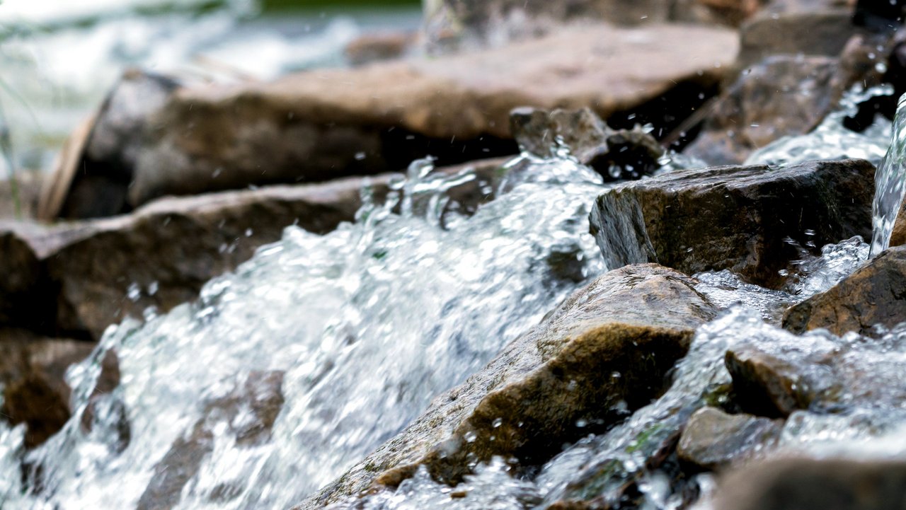 Große Steine in einem Fluss