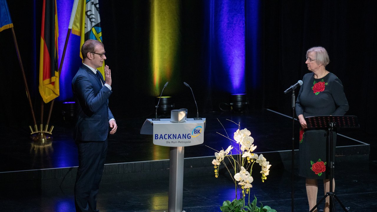 Stadträtin Frau Dr. Ulfert verpflichtet den neuen OB Friedrich