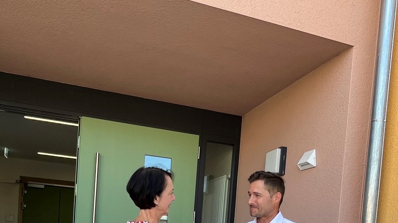 Frau RP'in Bay gratuliert dem Bürgermeister Björn Steinbach