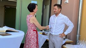 Frau RP'in Bay gratuliert dem Bürgermeister Björn Steinbach