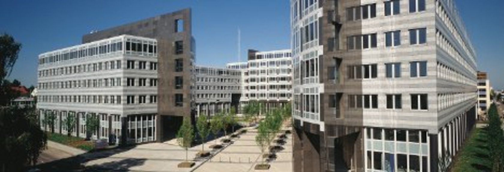 Das Bild zeigt das Regierungspräsidium mit Hofansicht und umlaufenden Gebäuden