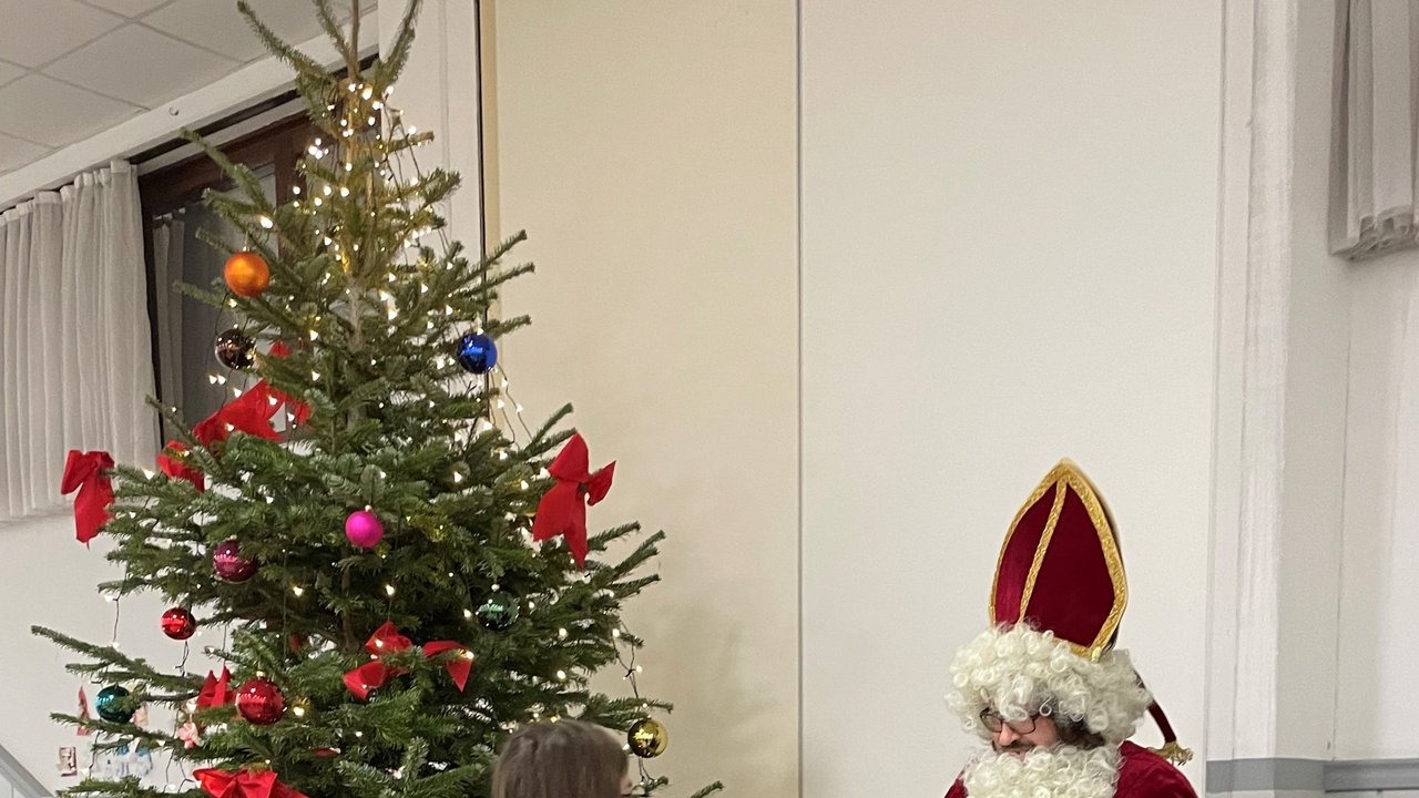 Der Nikolaus zu Besuch in der Notunterkunft für ukrainische Geflüchtete in der Messe Sindelfingen