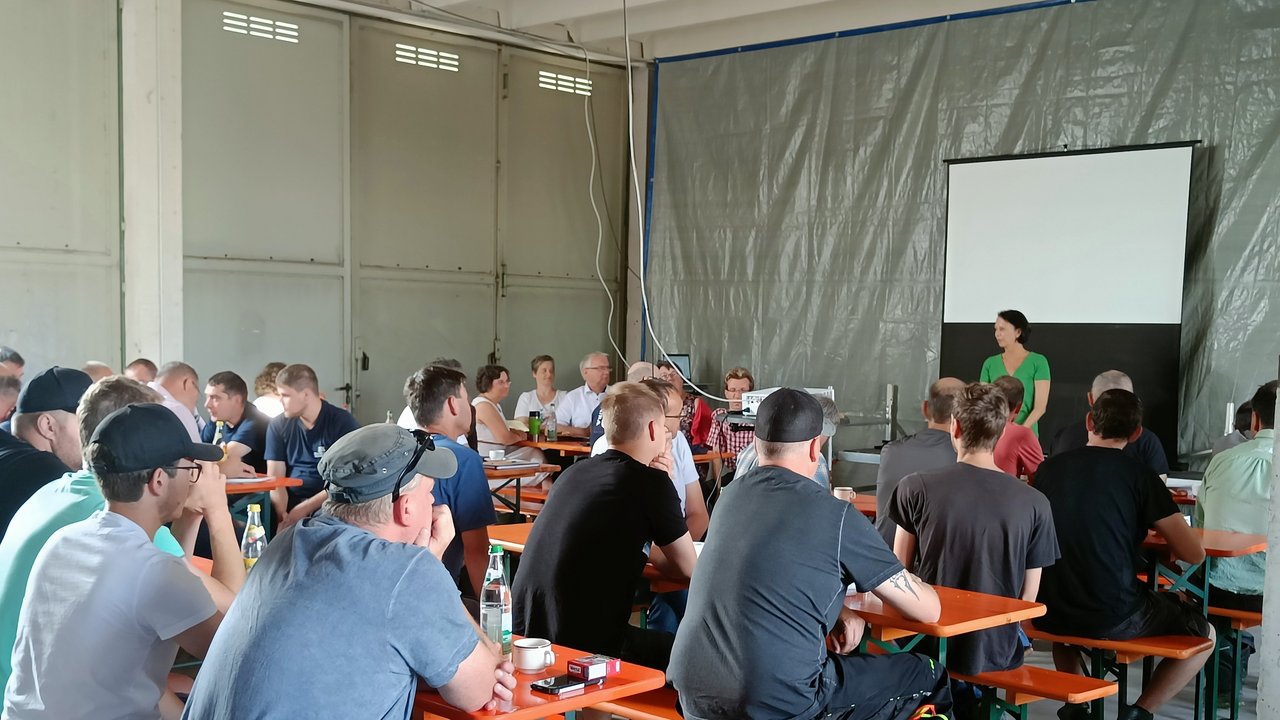 Regierungspräsidentin Susanne Bay begrüßt die Teilnehmer