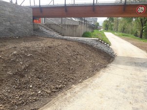 Weg unter einer Brücke