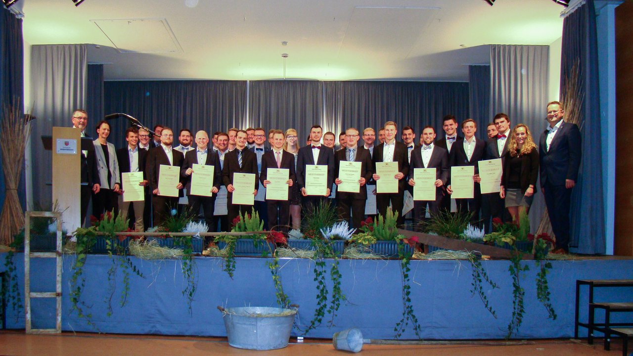 Gruppenbild mit allen Absolventinnen und Absolventen