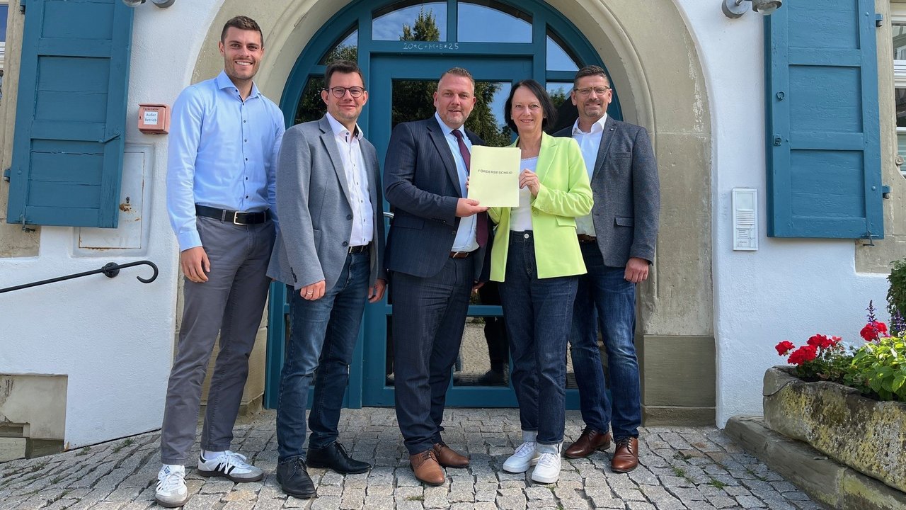 v.l. Sven Maier, Geschäftsführer AZV Bühlertal, Florian Fallenbüchel, Bürgermeister der Gemeinde Bühlertann, Stephan Türke, Bürgermeister der Gemeinde Obersontheim, Regierungspräsidentin Susanne Bay, Martin Eberst, Stv. Bürgermeister Bühlerzell