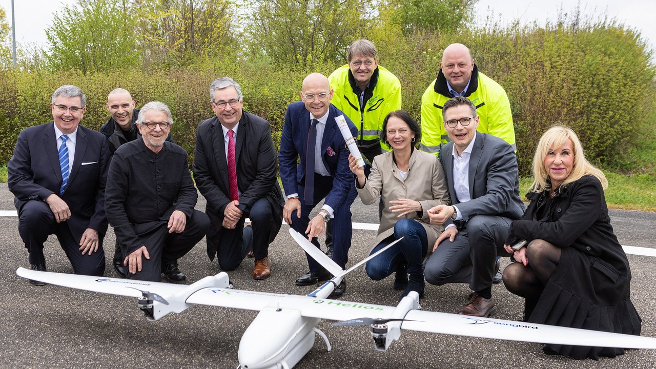 Gruppenfoto mit der Drohne nach der Landung