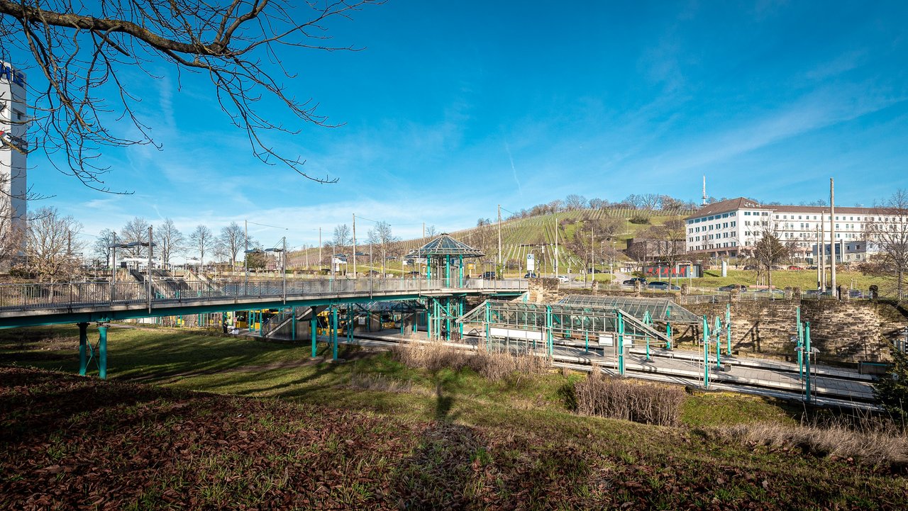 Die Haltestelle „Pragsattel“ wurde 1990 im Vorfeld der Internationalen Gartenschau IGA 1993 neu errichtet. Im topografischem Zusammenhang mit dem „Grünen U“ bietet sie eine offene, grüne Verbindung zwischen den Tunneln. Haltestelle Pragsattel, darüber eine Brücke, links ein Hochhaus, rechts Häuser, dazwischen Bäume und Wiesen