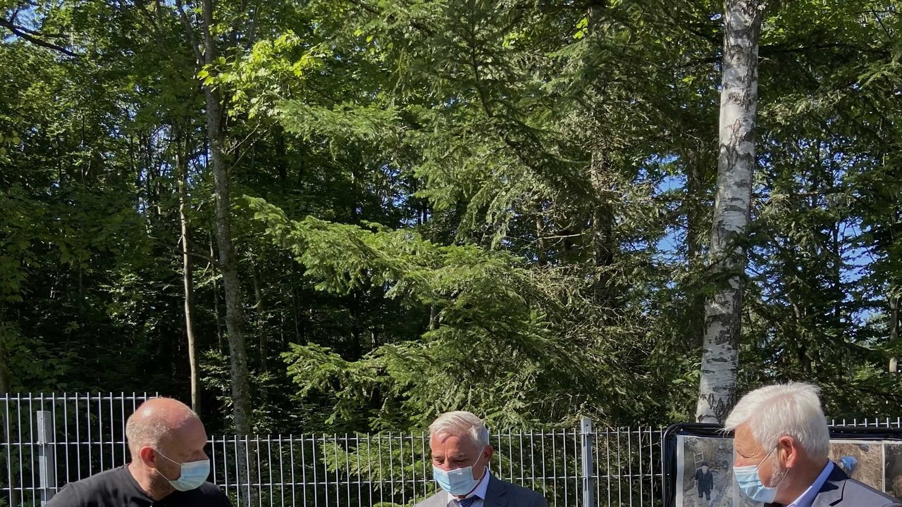 Innenminister Strobl (mitte) und Regierungspräsident Reimer (rechts) neben einer gesicherten Abwurfmunition