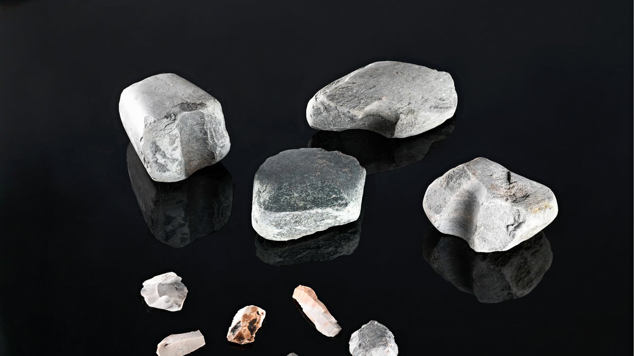 Bild zeigt verschieden große Feuersteine