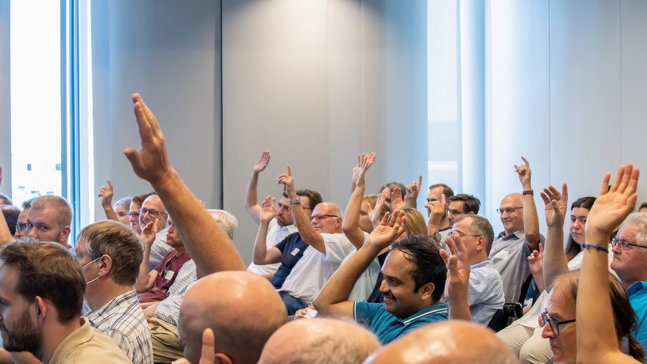 Die Teilnehmenden machen mit beim Warm-up zum gegenseitigen Kennenlernen. 