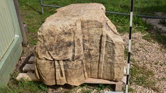 Großer Reliefblock Mann mit Stab