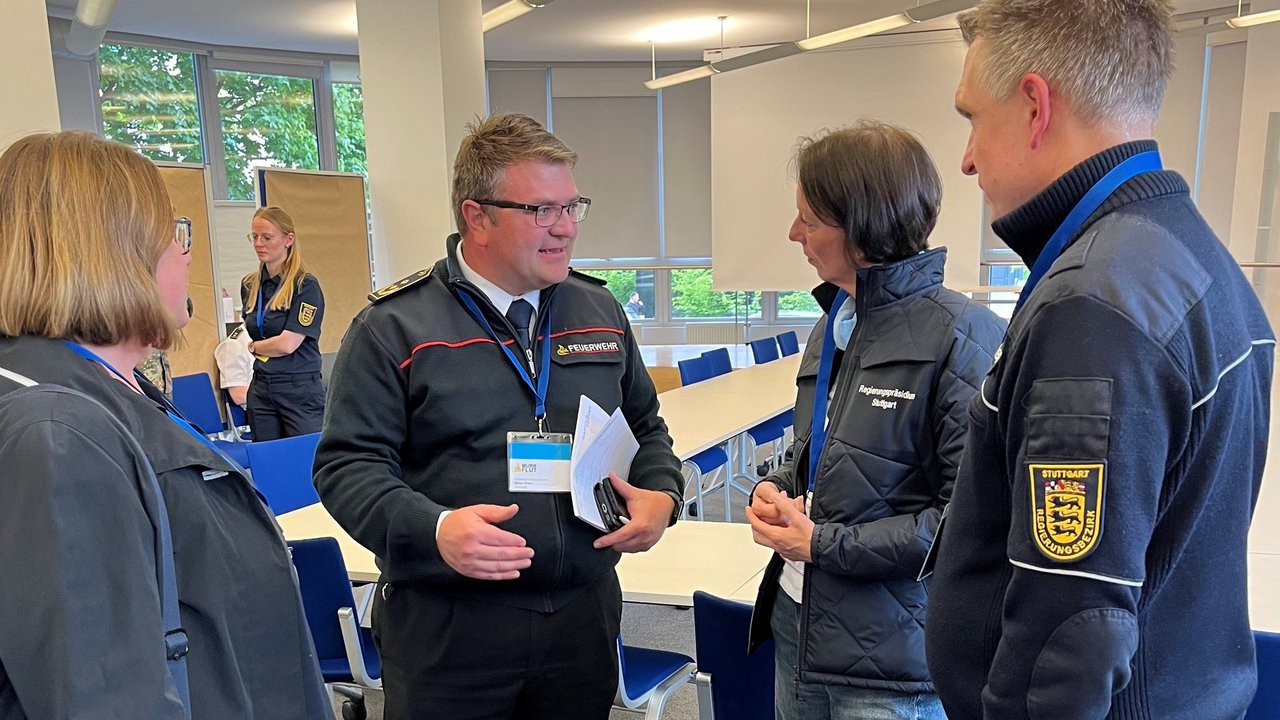 Regierungspräsidentin Susanne Bay und Regierungsvizepräsidentin Sigrun von Strauch im Austausch mit Mitgliedern der Verwaltungsstäbe. Regierungspräsidentin Susanne Bay und Regierungsvizepräsidentin Sigrun von Strauch im Austausch mit Mitgliedern der Verwaltungsstäbe.