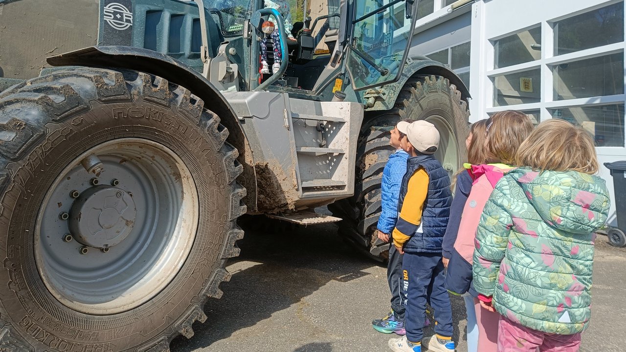 Bild zeigt den Besuch von Kindergartenkindern beim Landesbetrieb Gewässer in Möckmühl