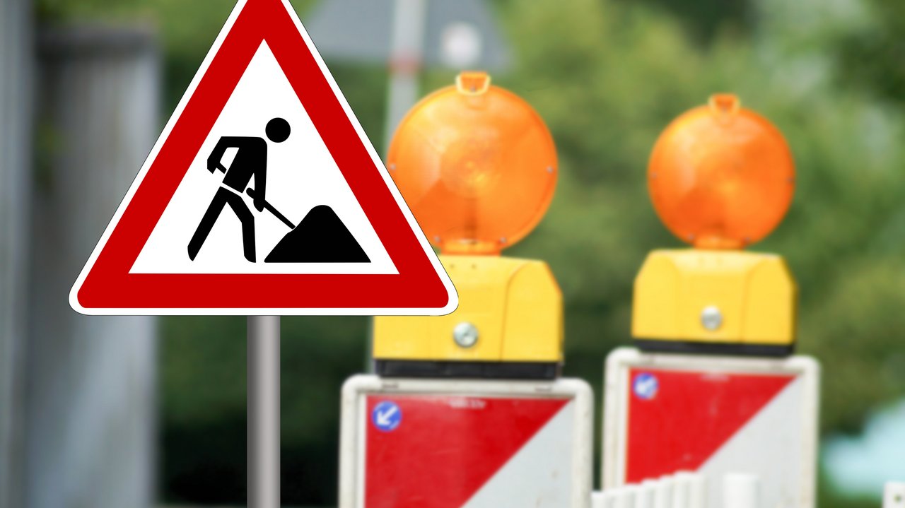 Verkehrsschild und Absperrung an einer Baustelle 