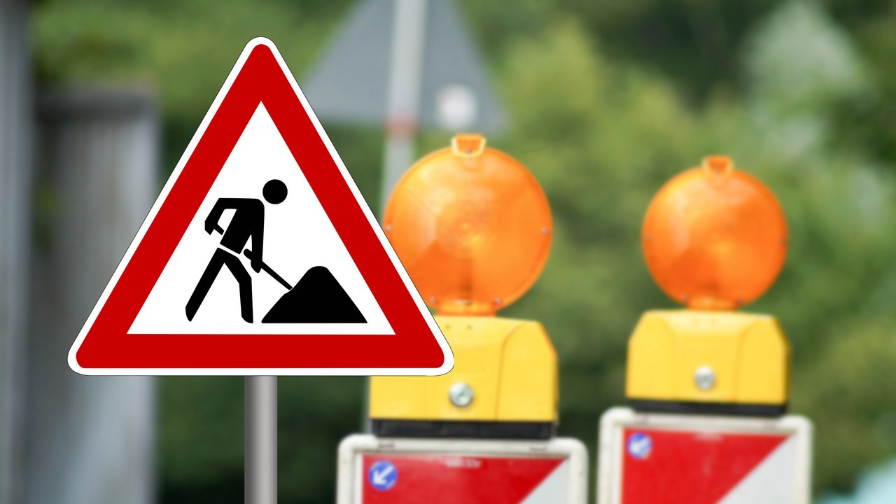 Verkehrsschild und Absperrung an einer Baustelle 