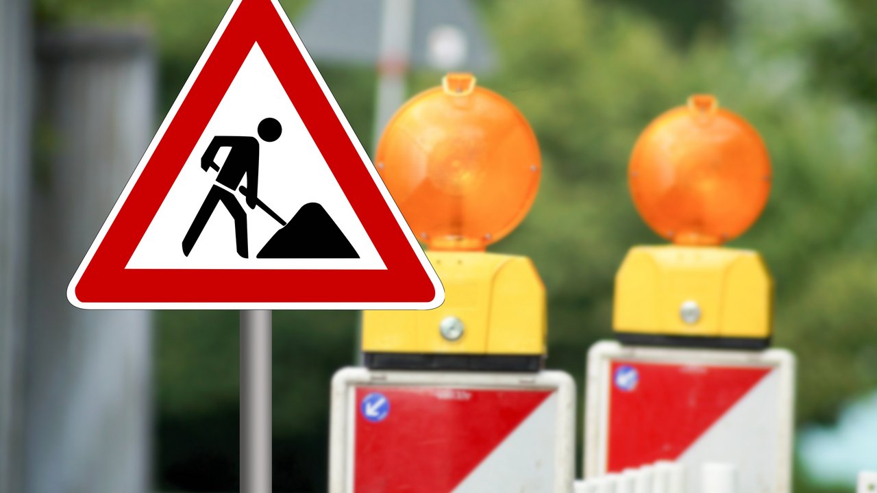 Verkehrsschild und Absperrung an einer Baustelle 