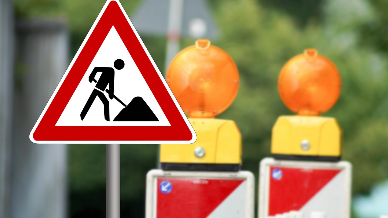 Verkehrsschild und Absperrung an einer Baustelle 