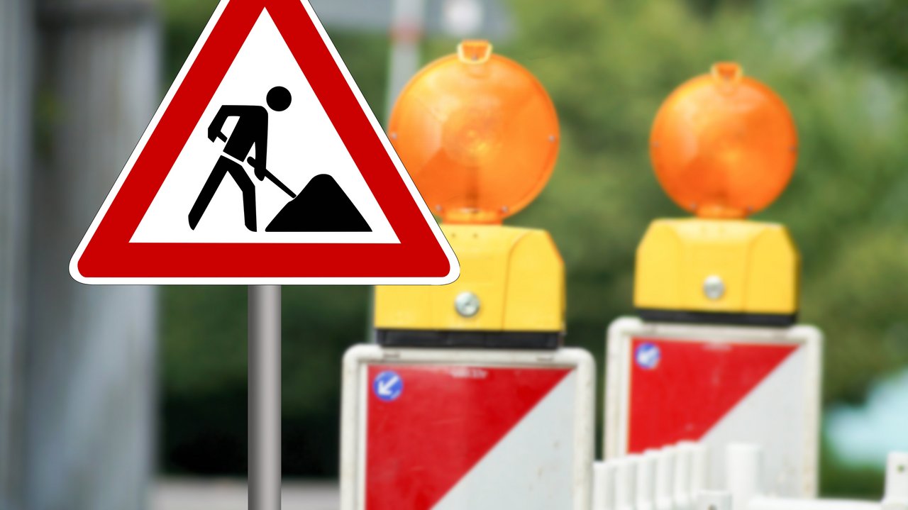 Verkehrsschild und Absperrung an einer Baustelle 
