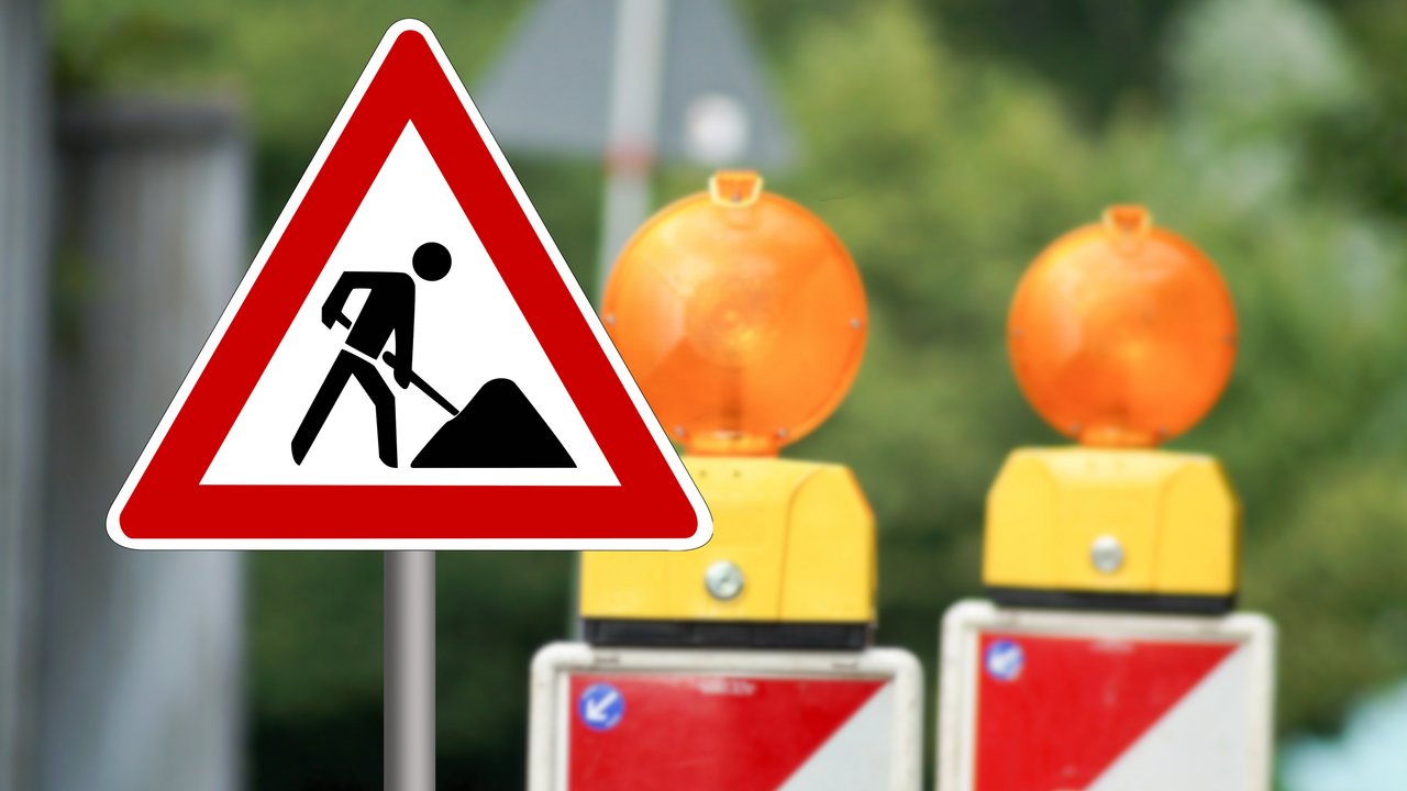 Verkehrsschild und Absperrung an einer Baustelle 