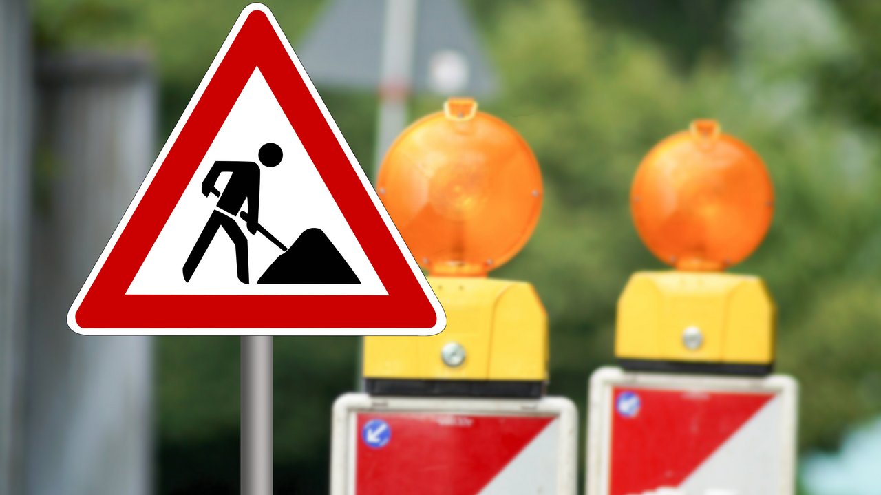 Verkehrsschild und Absperrung an einer Baustelle 