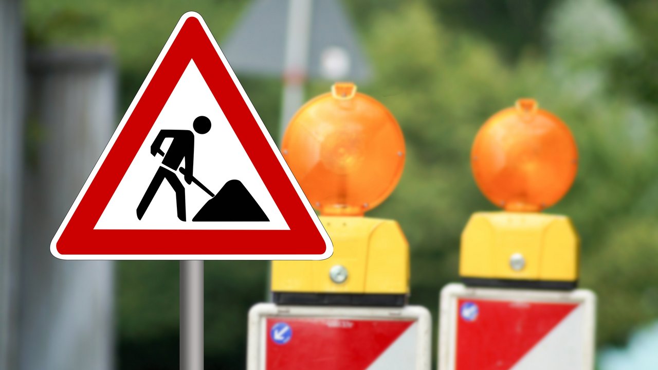 Verkehrsschild und Absperrung an einer Baustelle 