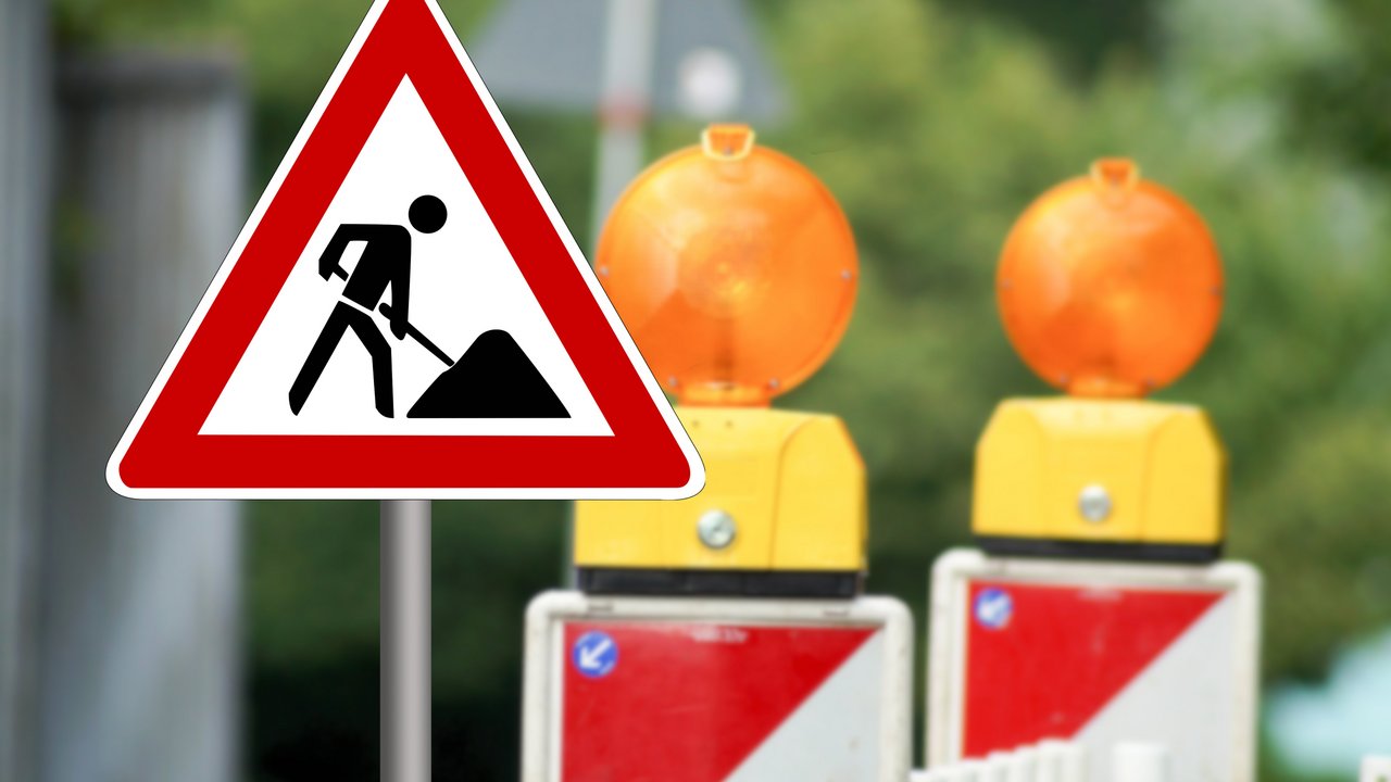 Verkehrsschild und Absperrung an einer Baustelle 