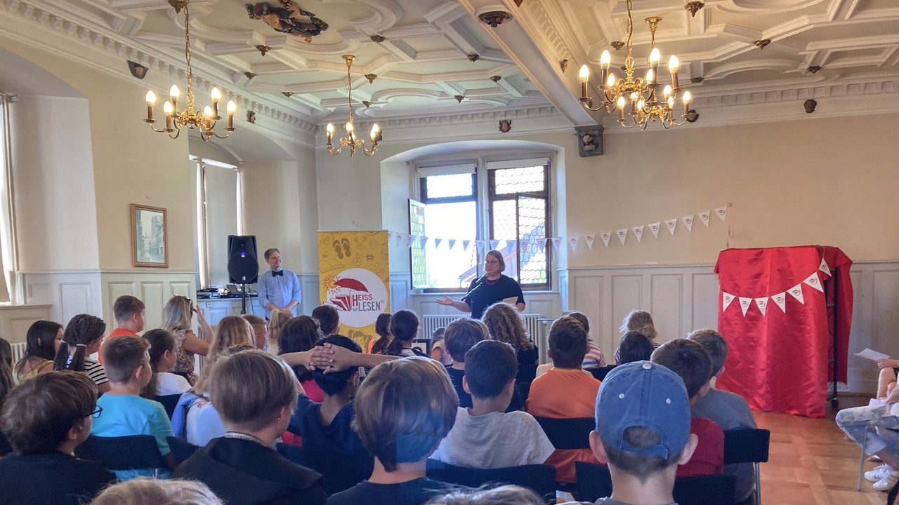 Regierungsvizepräsidentin Sigrun von Strauch begrüßt die Kinder und Jugendlichen bei der Auftakveranstaltung