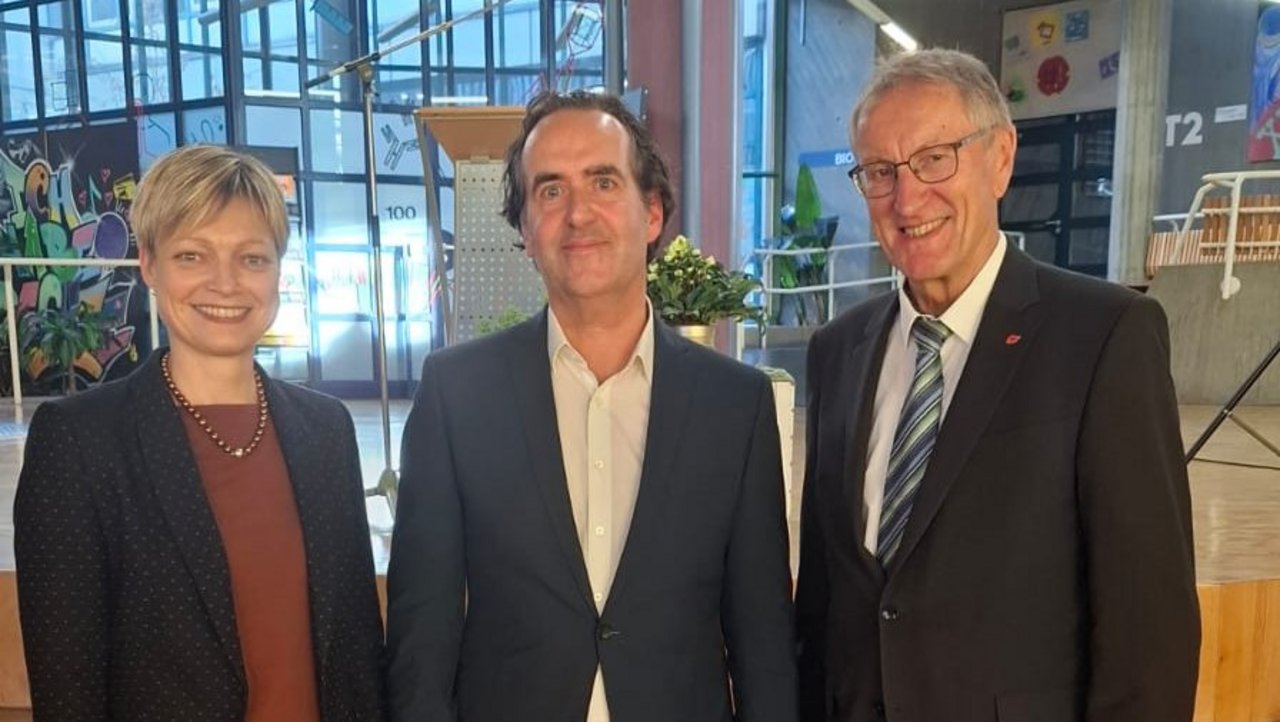Schulleiter der Mildred-Scheel-Schule Marcus Kazmeier (Mitte) mit Landrat Roland Bernhard (rechts) und Tanja Feest (links, Referatsleiterin im Regierungspräsidium Stuttgart)