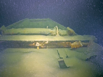 Sedimentbedecktes Deck eines vollständig erhaltenen hölzernen Lastsegelschiffs (W447) am Grund des Bodensees, Blick Richtung Heck