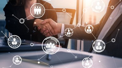 Bedarfsplanung, zwei Personen geben sich die Hände