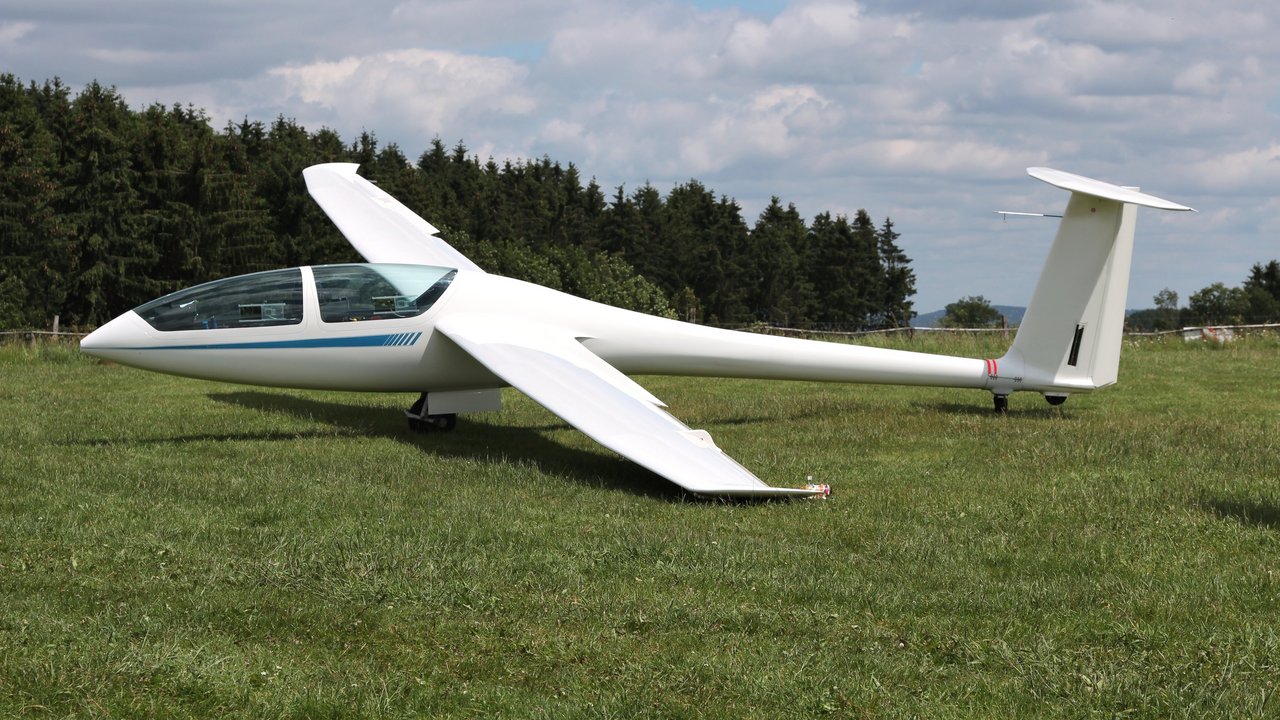 Bild zeigt Segelflugzeug auf einer Wiese